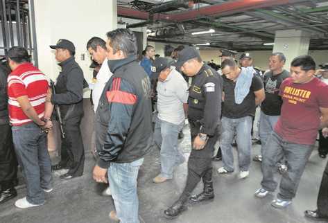 Gran cantidad de agentes de la PNC por estar implicados en diferentes delitos. (Foto Prensa Libre: Archivo)