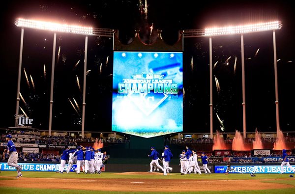 Los jugadores de los Reales celebran el pase a la Serie Mundial. (Foto Prensa Libre: AFP).
