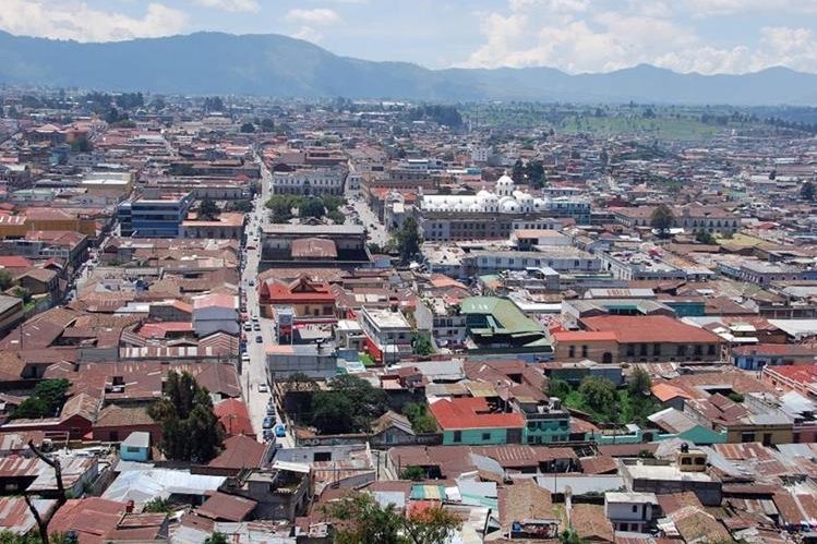 La ciudad de Quetzaltenango se ve afectada constantemente por los cortes de energía. (Foto Prensa Libre: Hemeroteca PL).