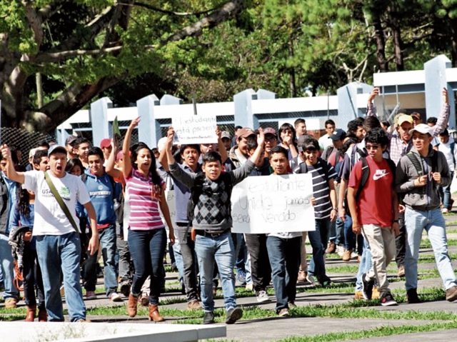 Desde el 2015, grupos estudiantiles han exigido una convocatoria para competir por la dirigencia de la AEU. (Foto Prensa Libre: Hemeroteca PL)