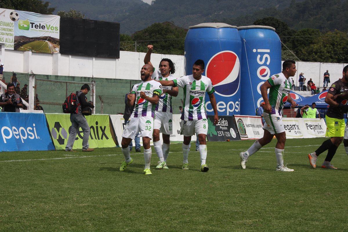 Los antigüeños le ganaron el duelo a Municipa, 2-0. (Foto Prensa Libre: Miguel López)