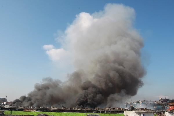 Una columna de humo se observa en diferentes partes de la ciudad capital. (Foto Prensa Libre: Óscar Rivas)