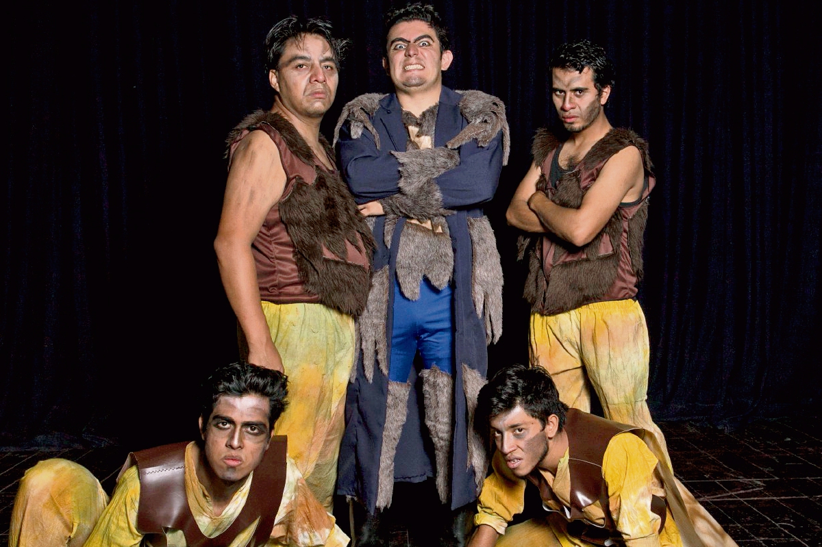 El submundo que Berlolt Brencht quiso representar en La ópera de los tres centavos, el grupo de Actoris Guatemala lo lleva plasma en escena.( Foto Prensa Libre: Julio González)