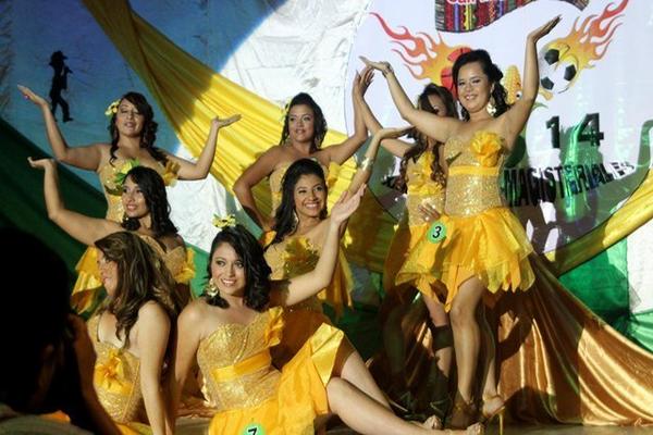 Las ochos candidatas a madrina de los juegos magisteriales hacen su presentación en San Miguel Chicaj. (Foto Prensa Libre: Carlos Grave) <br _mce_bogus="1"/>