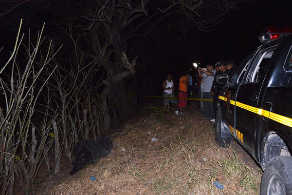 Vecinos observan el cadáver del estudiante. (Foto Prensa Libre: Óscar González)<br _mce_bogus="1"/>