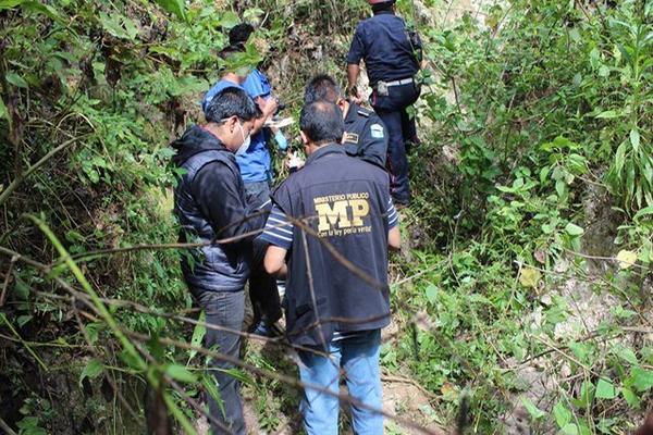 Investigadores reúnen evidencias en el lugar donde fue encontrado el cadáver de Leonardo Sirín, en Patzún. (Foto Prensa Libre: José Rosales)