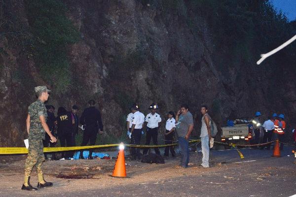 Socorristas y autoridades cuidan sitio del choque, en Santa Rosa.