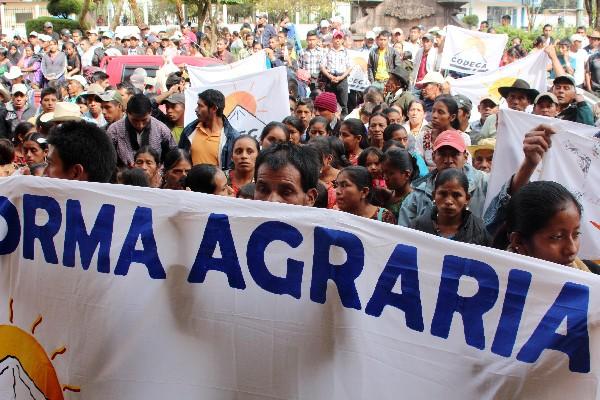 Campesinos demandan  detener desalojos.