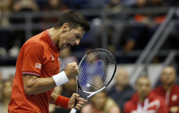 Novak Djokovic festeja el triunfo de este viernes contra Albert Ramos, de España, por la Copa Davis. (Foto Prensa Libre: AP).