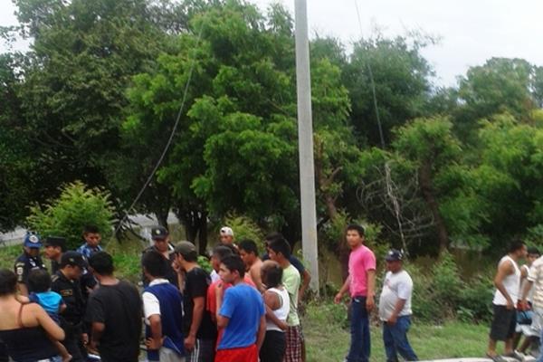 Un automovislita arolló a dos motorista en Usumatlán, Zacapa, un motorista murió en el lugar. (Foto Prensa Libre: Edwin Paxtor)<br _mce_bogus="1"/>