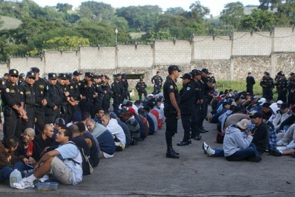 Los reclusos fueron movilizados y ubicados en la parte externa de la prisión, mientras se realizaba la requisa en El Boquerón, Santa Rosa. (Foto Prensa Libre)
