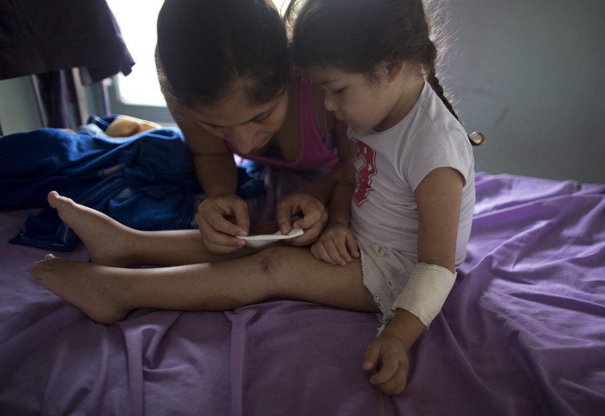Ashley Pacheco recibe atenciones de su madre Oriana, en un hospital de Venezuela. (Foto Prensa Libre: AP).