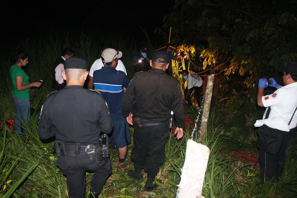 Agentes de la PNC resguardan el área donde fue localizado el cadáver de una mujer, en Morales, izabal. (Foto Prensa Libre: Edwin Perdomo)