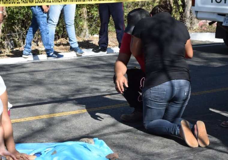 Familiares lamentan la muerte del niño, cuyo cadáver quedó sobre la ruta. (Foto Prensa Libre: Mario Morales)