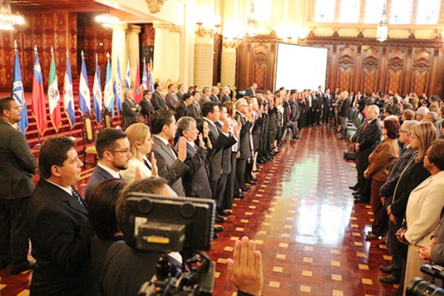 Nuevos diputados fueron juramentados en el Palacio Nacional de la Cultura. (Foto Prensa Libre: Parlacen)