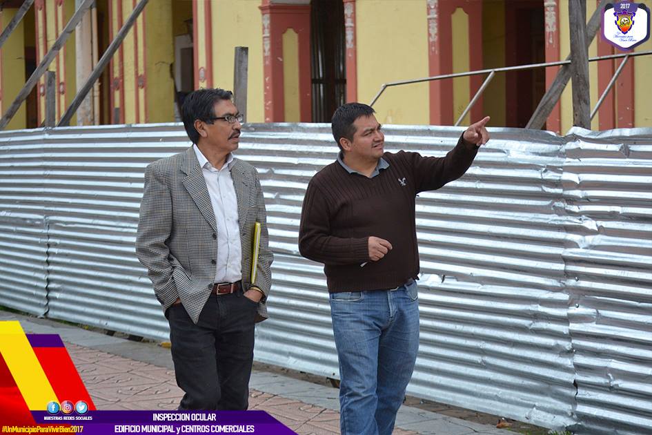 El alcalde Enrique Bautista (izquierda), mientras hacía una inspección de los daños por el sismo. (Foto: Facebook/Municipalidad de San Pedro Sacatepéquez)