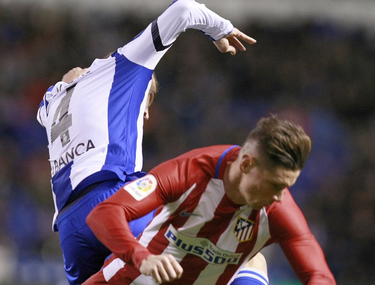 Fernando Torres (abajo) sufrió un fuerte golpe en la cabeza que asusto al mundo futbolístico. (Foto Prensa Libre: EFE)