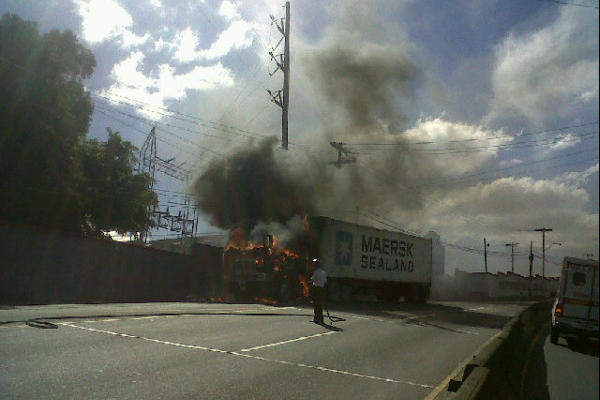 La cabina del furgón quedó destruida. (Foto: tomada de @pablitooomendez)<br _mce_bogus="1"/>