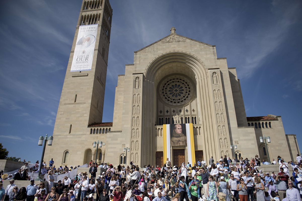 La canonización tuvo lugar en la parroquia de la Inmaculada Concepción de María en Washington. (Foto Prensa Libre: AFP).