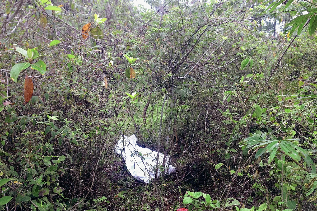 Lugar donde fue encontrado el cadáver de Pedro Álvaro Pérez, en Poptún, Petén. (Foto Prensa Libre: Walfredo Obando)