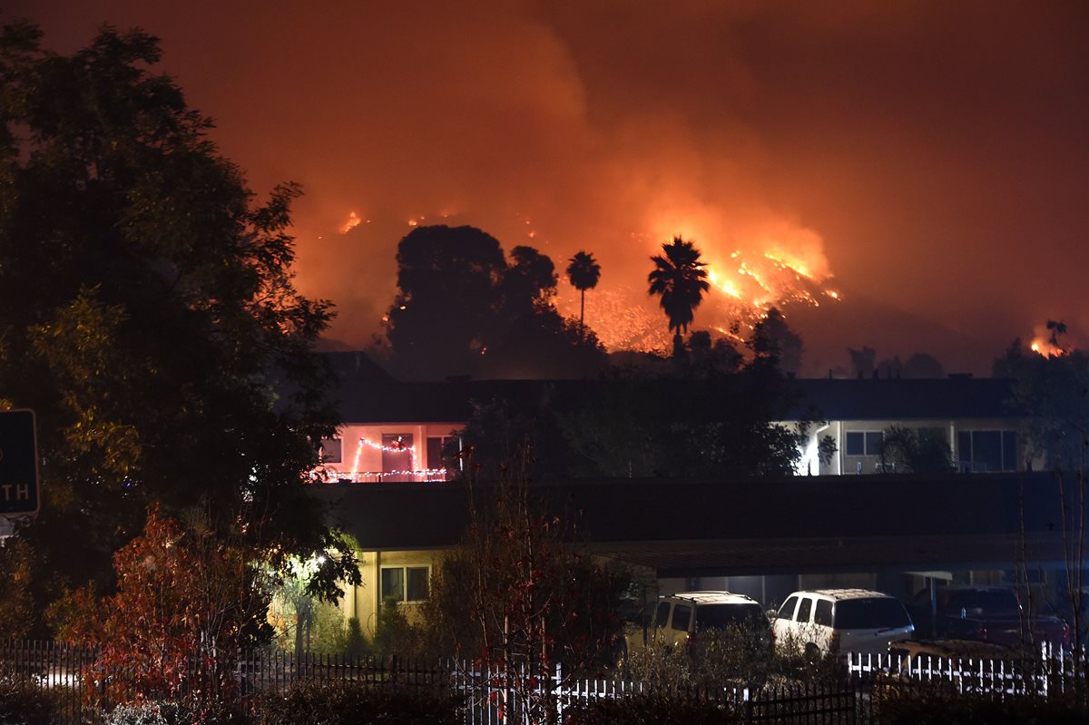 Los incendios acechan a una zona de Carpintería, California. (Foto Prensa Libre: AFP)