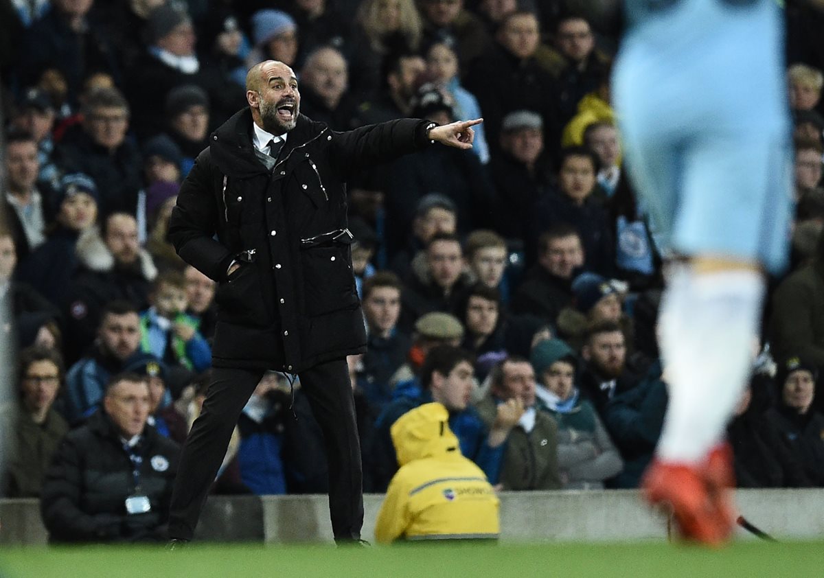 Sentado con los brazos cruzados, Pep Guardiola no pudo esconder la frustración que se acumulaba en su interior. (Foto Prensa Libre: AFP)