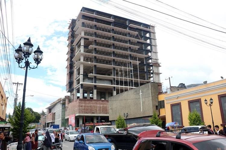 Utz Ulew tiene una torre de 12 niveles destinada para un hotel y centro de comercio. (Foto Prensa Libre: María José Longo)