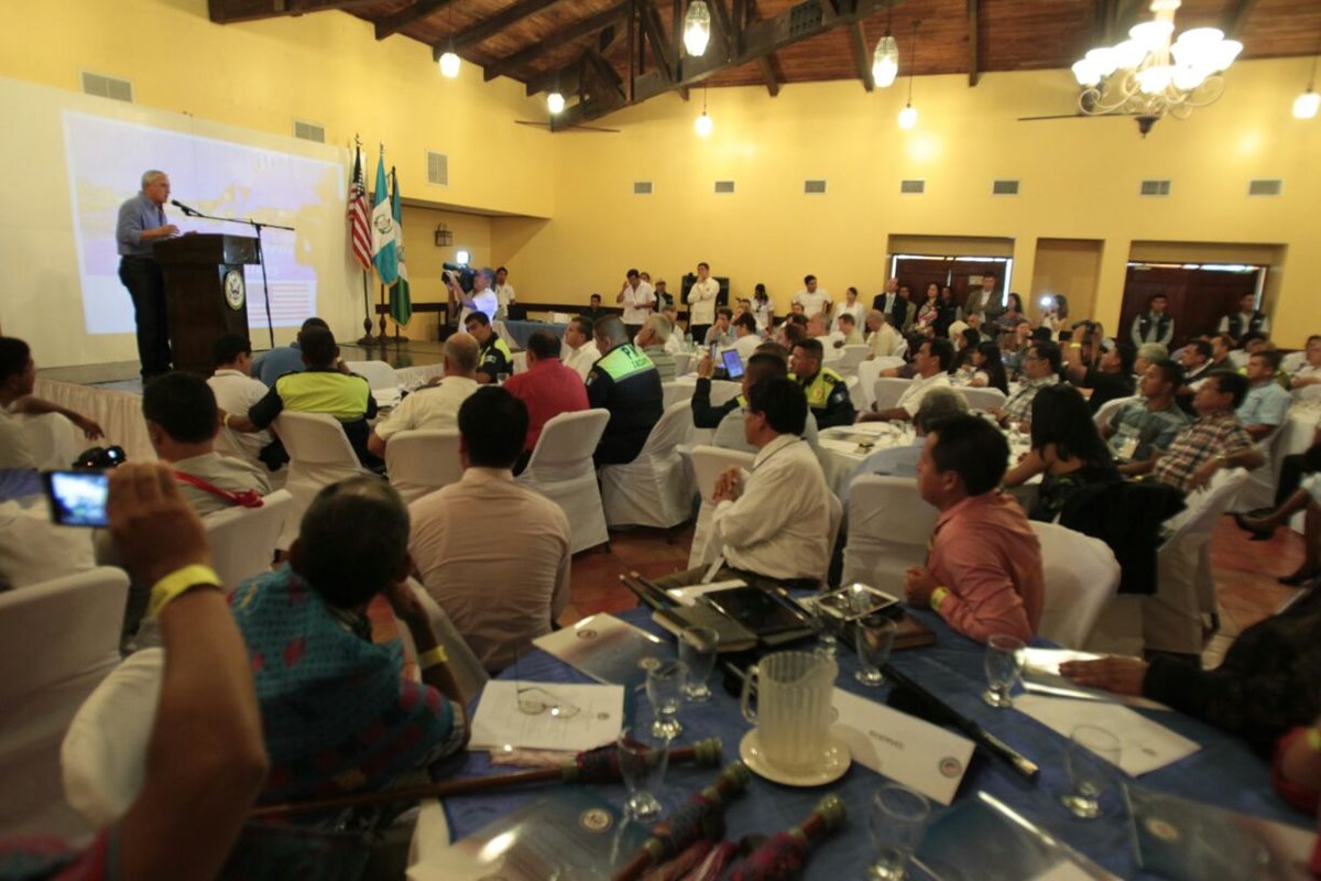 Shannon y Pérez repasaron, junto a alcaldes del departamento  de Izabal, el plan regional que busca frenar la migración ilegal. (Foto Prensa Libre: P. Raquec)