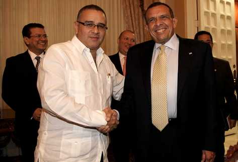 Los presidentes de El Salvador, Francisco Funes junto a su homólogo de Honduras, Porfirio Lobo, de Honduras. (Foto Prensa Libre. AFP)