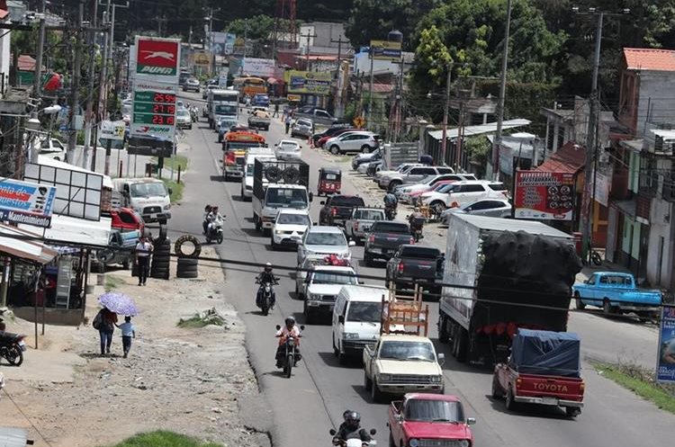 Las personas que transitan por Chimaltenango se quejan debido a la alta afluencia de vehículos que se dirigen de occidente a la capital y viceversa. (Foto HemerotecaPL)