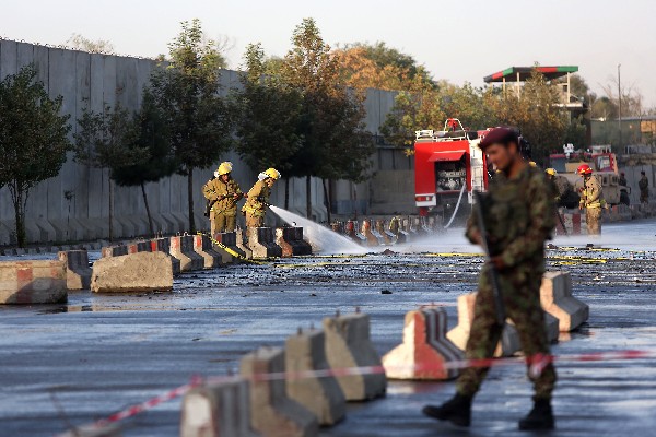 Un soldado afgano inspecciona el sitio del ataque suicida en Kabul. (Foto Prensa Libre: AFP).