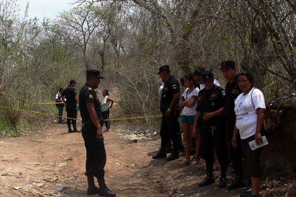 Policías y curiosos en la escena donde encontraron el cadáver de un hombre. (Foto Prensa Libre: Hugo Oliva)<br _mce_bogus="1"/>