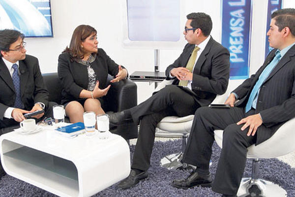 Javier Brolo, analista político, y Ana Elly López, magistrada suplente del TSE, dialogan con los periodistas Ben Kei Chin y Carlos Álvarez sobre la fiscalización a los partidos políticos.