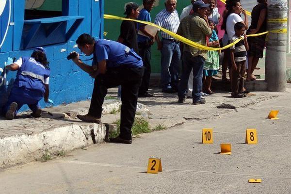 Investigadores reúnen evidencias en el lugar donde murió baleado Édgar Neftalí Acevedo, en Gualán. (Foto Prensa Libre: Julio Vargas)