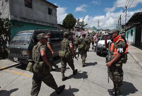 Operativo en la colonia Carolingia, zona 6 de Mixco. (Foto Prensa Libre: Erick Ávila)