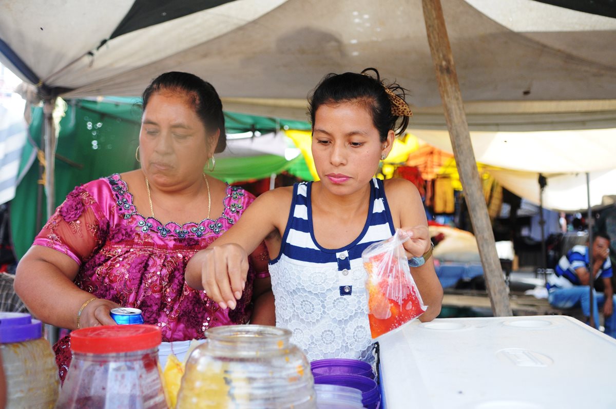 Merlin Chalí junto a su madre Paulina en el puesto de granizadas en Amatitlán. (Foto Prensa Libre: Jeniffer Gómez)