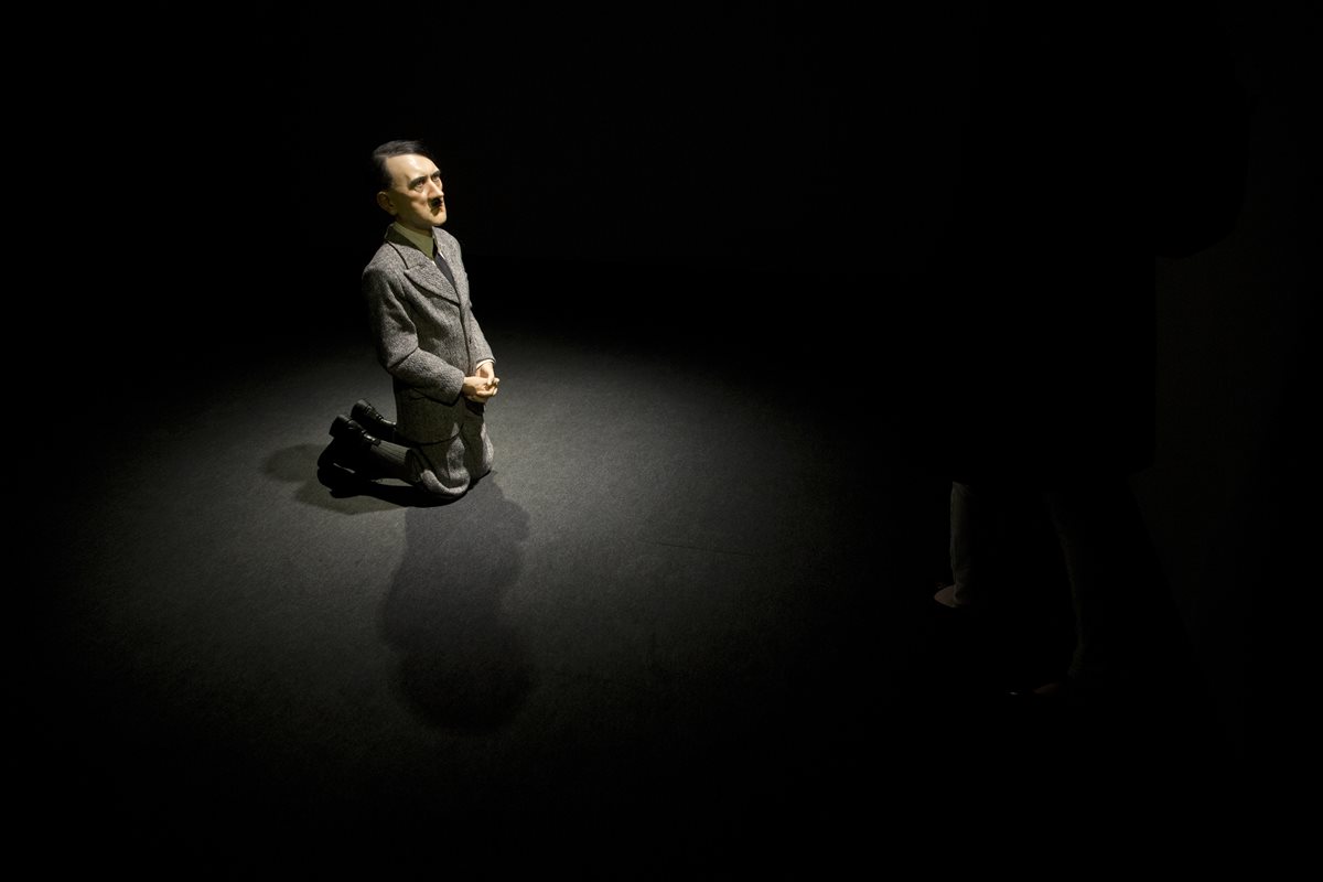 Al recorrer el contorno, se descubre un rostro de intensa mirada y pequeño bigote, inmediatamente identificable: el de Hitler. (Foto Prensa Libre: AP).