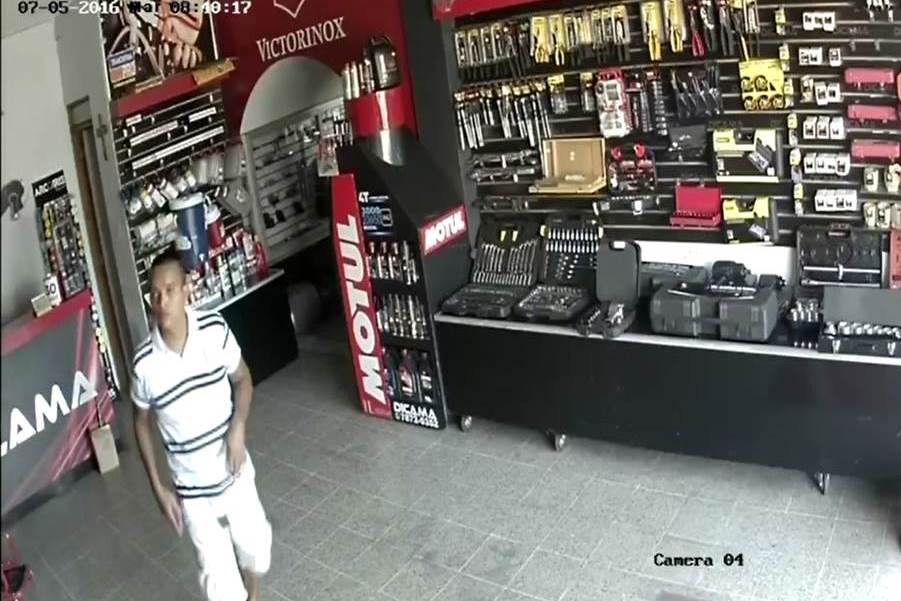 Un hombre fue grabado en video cuando roba una navaja en un comercio de Mazatenango. (Foto Prensa Libre: Cortesía)