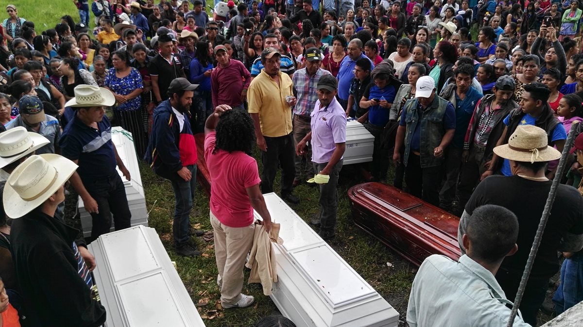 Los hermanos Ascón Muralles fueron sepultados en el cementerio de Sanyuno. (Foto Prensa Libre: Hugo Oliva)