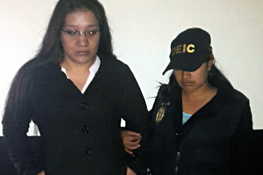 Diana Esmeralda Rabanales es trasladada a un juzgado de Xela sindicada de estafa propia. (Foto Prensa Libre: Carlos Ventura)