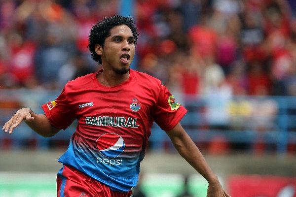 El originario de San Benito, Petén, Juan José Valenzuela, celebra una de sus anotaciones con Municipal. (Foto Prensa Libre: Hemeroteca PL)