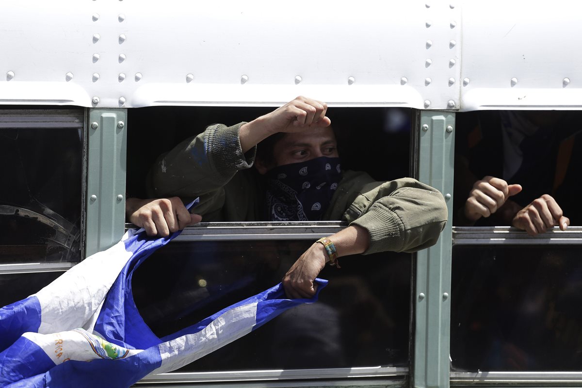 Al menos dos muertos y dos heridos dejó este sábado un ataque armado perpetrado por un grupo de policías contra estudiantes universitarios que estaban refugiados en una iglesia de Nicaragua. (Foto Prensa Libre: EFE)