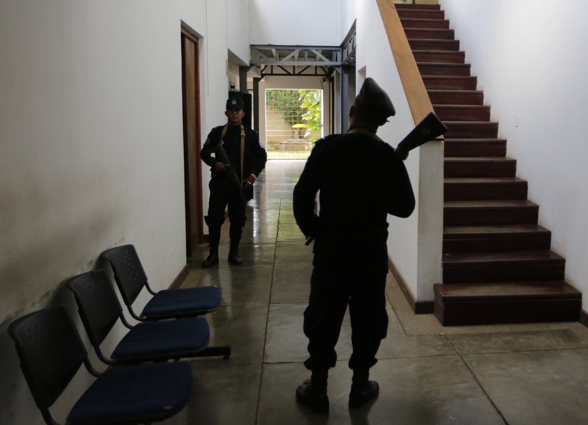La policía nicaragüense ocupó la sede del periódico de oposición Confidencial y de las organizaciones civiles y de derechos humanos después de que fueron despojados de su estatus legal. (Foto Prensa Libre: AFP)
