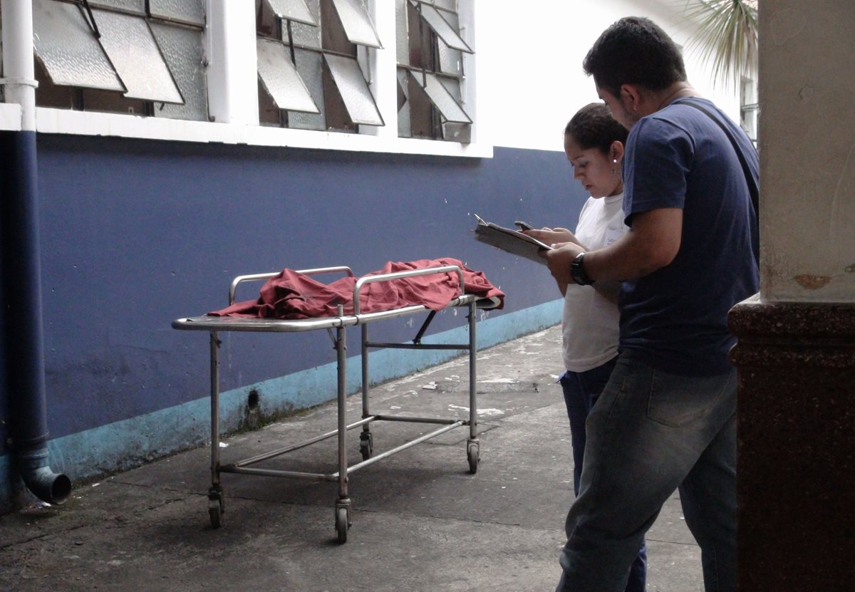 El cuerpo de la niña es trasladado a la morgue de Mazatenango, Suchitepéquez. (Foto Prensa Libre: Melvin Popá)