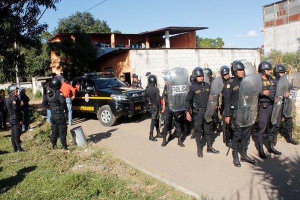 Las autoridades allanaron una vivienda en la zona 2 de Chimaltenango donde se capturó a cuatro hombres, incluido Rudy Marconi Col López, de 21 años,  y tres mujeres. (Foto, Prensa Libre).