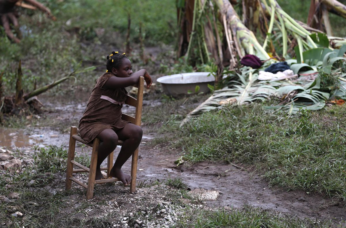 Una niña es vista en Bergeaud, Haití, donde el huracán Matthew dejó muerte y desolación. (Foto Prensa Libre: EFE).