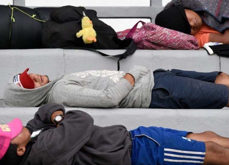 Un primer grupo de inmigrantes de la caravana llegó a la Ciudad de México el domingo. AFP