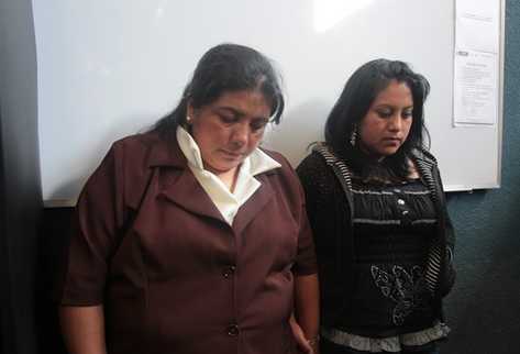 Dos mujeres fueron detenidas en la embajada estadounidense cuando tramitaban visas con documentos falsos. (Foto Prensa Libre: Julio Lara)