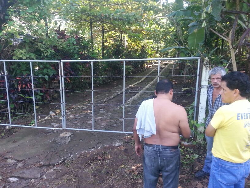 Vecinos se reúnen afuera de la residencia de Ricardo Cardona, cuyo cadáver fue localizado este lunes en San Felipe, Retalhuleu. (Foto Prensa Libre: Rolando Miranda)