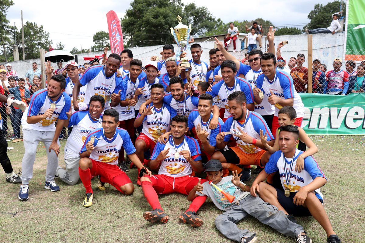 Los futbolistas de Iztapa se muestran felices con sus medallas y con la copa que los acredita como tricampeones de la Primera División. (Foto Prensa Libre: Mike Castillo)